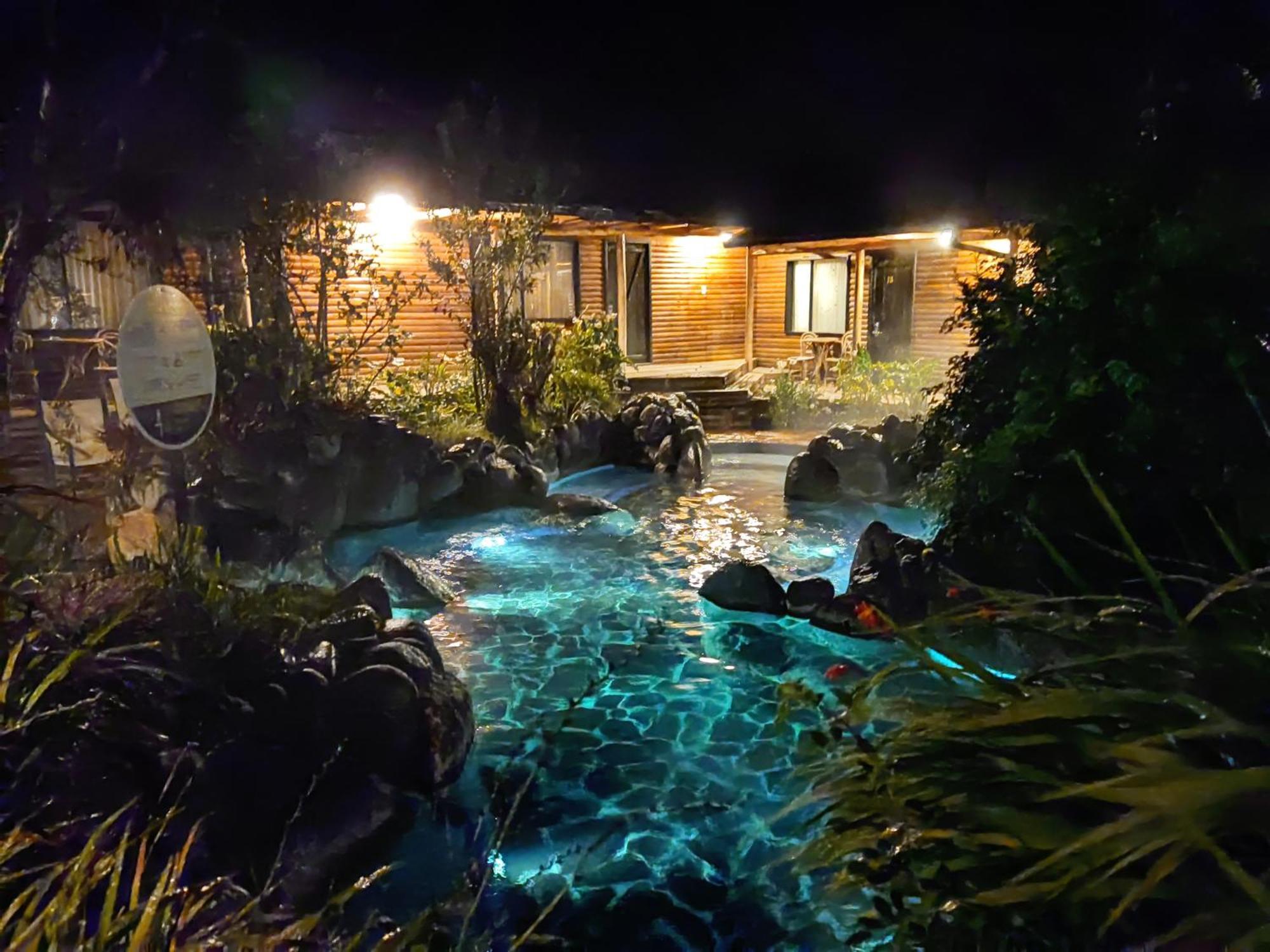 ホテル テルマス デ パパラクタ パパリャクタ エクステリア 写真 The Blue Lagoon at night