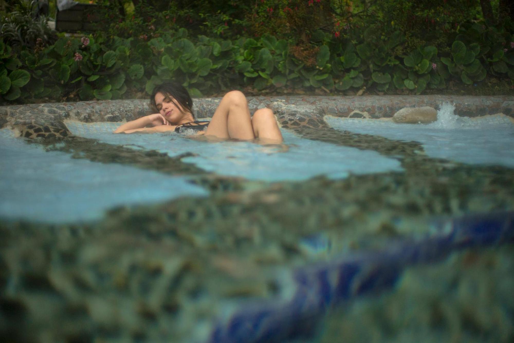 ホテル テルマス デ パパラクタ パパリャクタ エクステリア 写真 A woman bathing in the hot springs