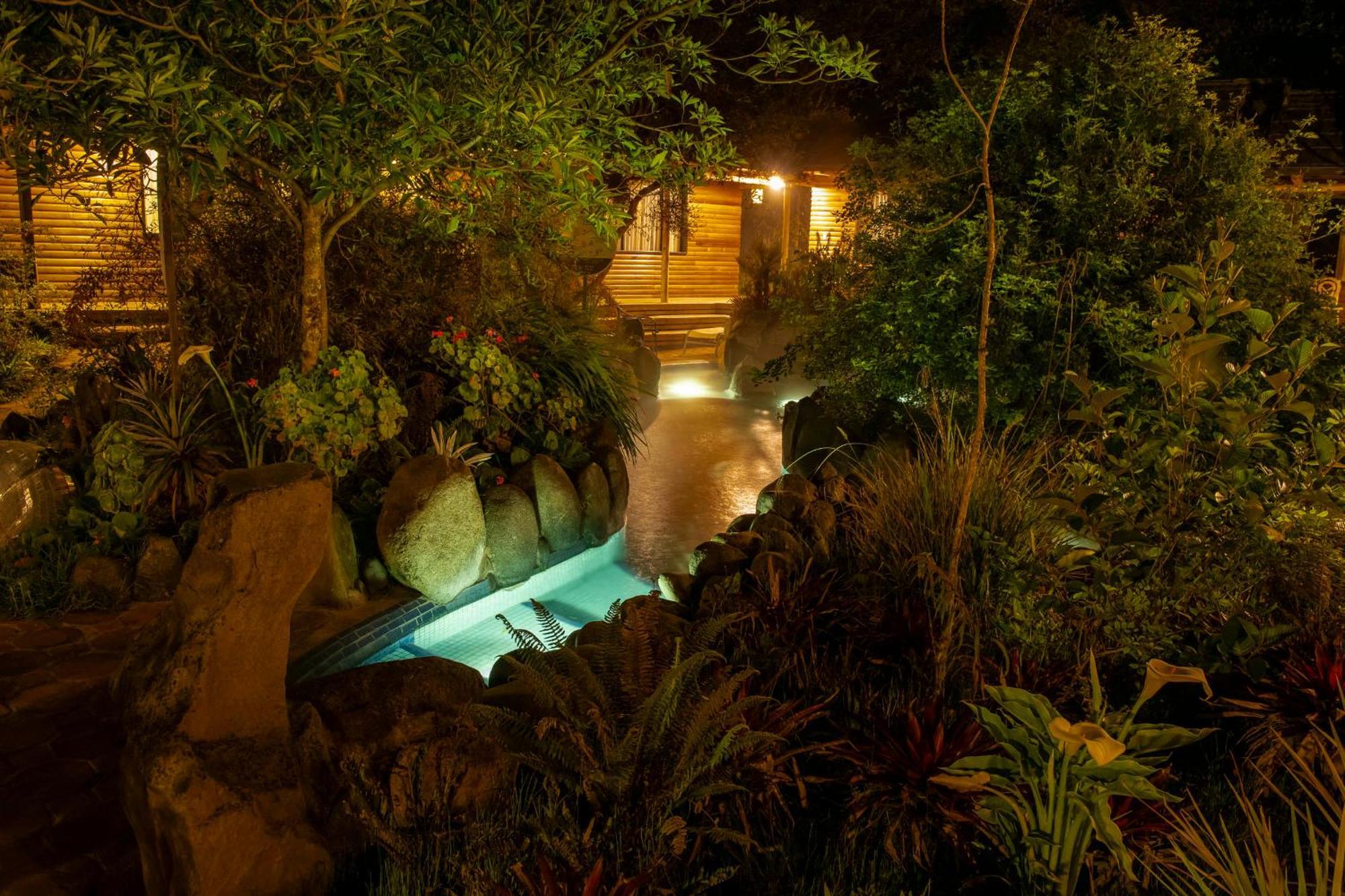 ホテル テルマス デ パパラクタ パパリャクタ エクステリア 写真 The resort at night