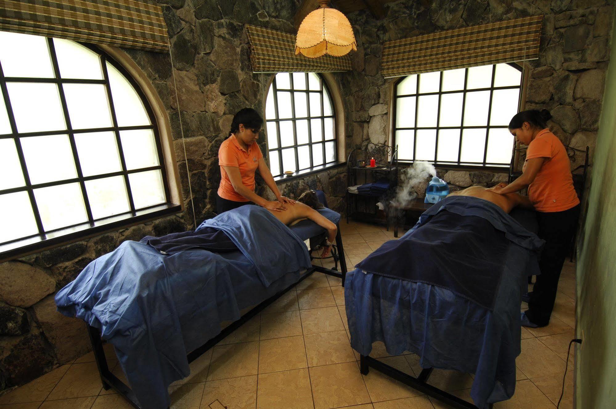 ホテル テルマス デ パパラクタ パパリャクタ エクステリア 写真 A spa in Manila, Philippines